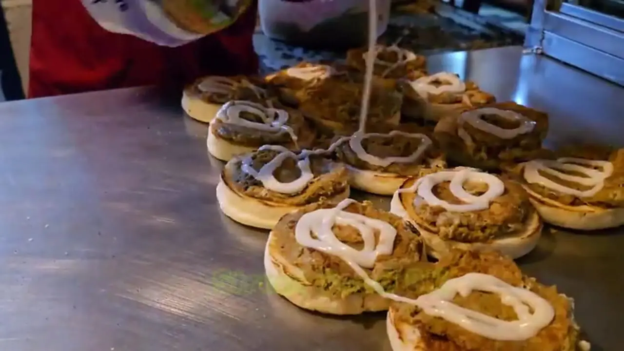 ببنیید| غذای خیابانی در هند؛ ساندویچ برگر با تخم مرغ در بمبئی