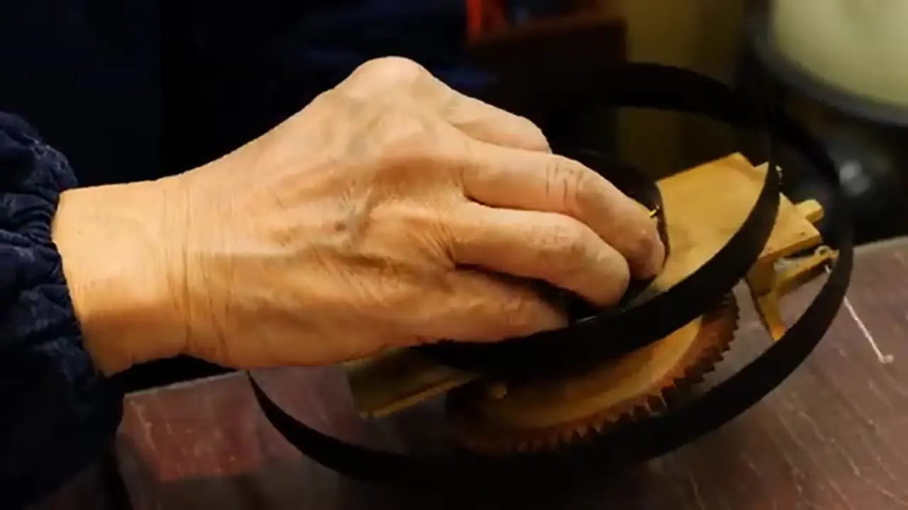 فرآیند ساخت عروسک های مکانیکی سنتی ژاپنی توسط یک استادی ماهر و مسن