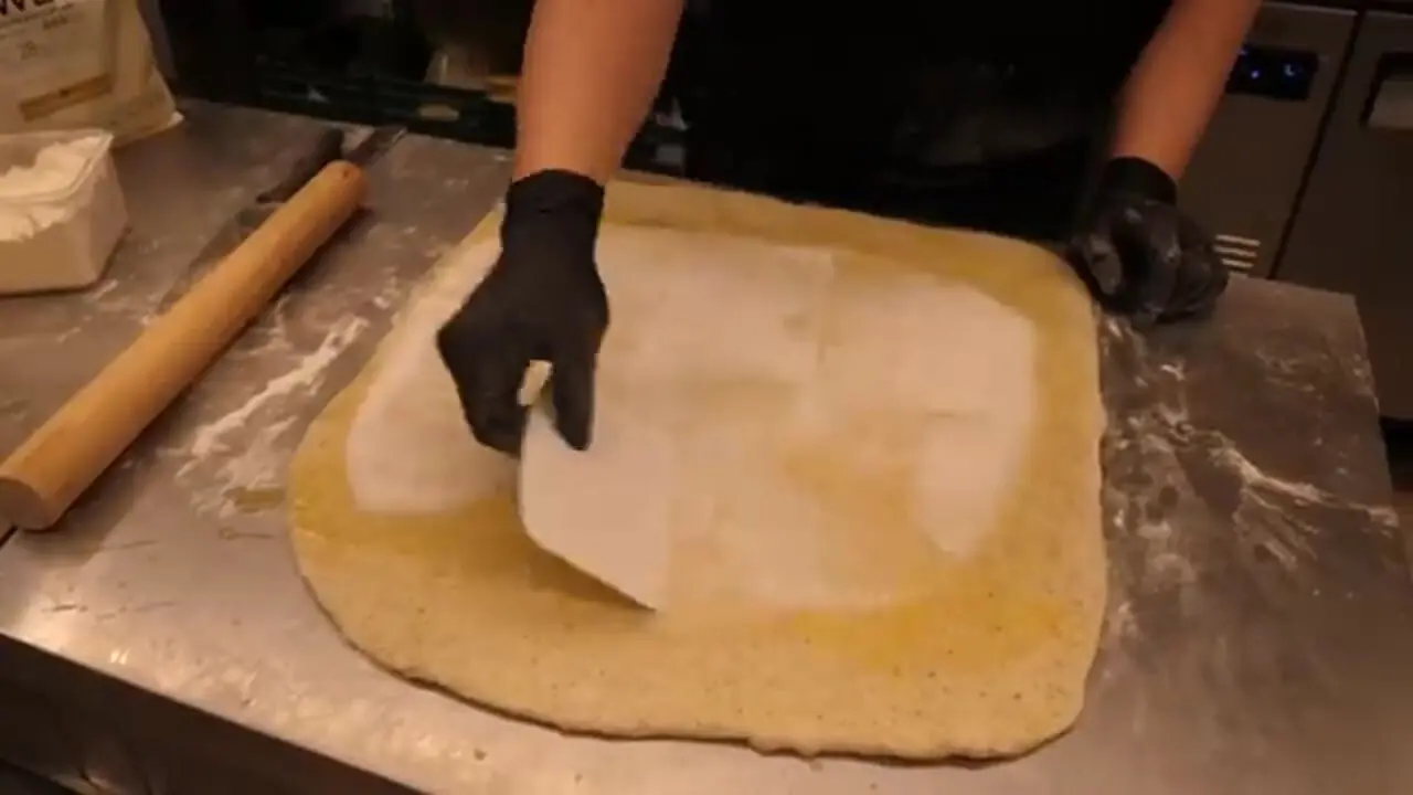 غذای خیابانی در کره؛ پخت نان رول دارچینی در سئول