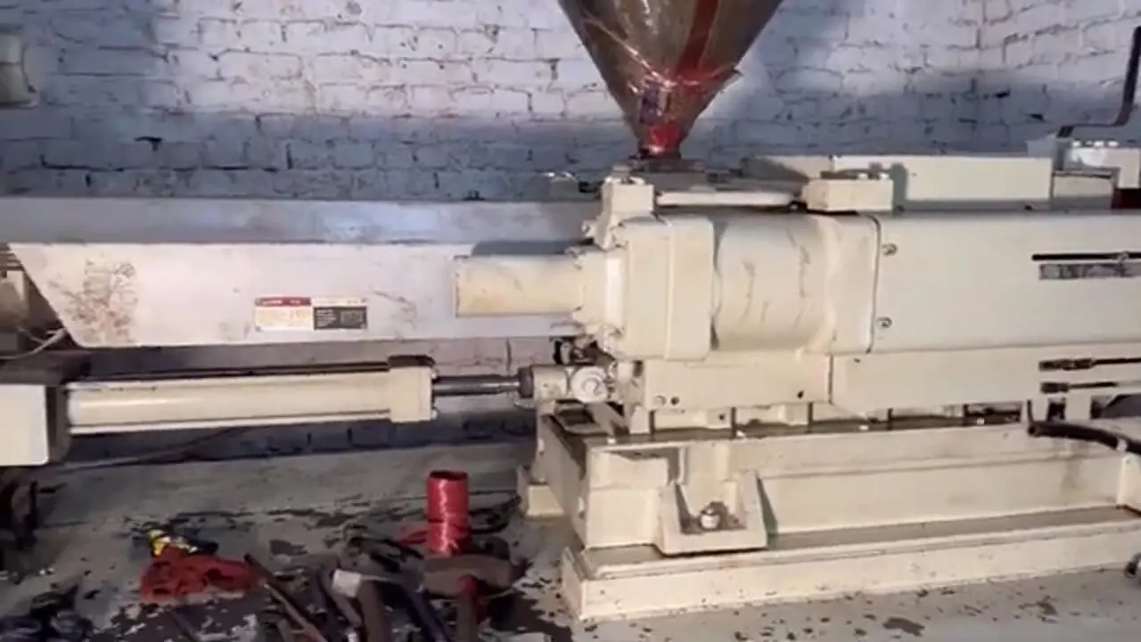 مراحل دیدنی تولید ساعت دیواری از طریق بازیافت ضایعات پلاستیکی