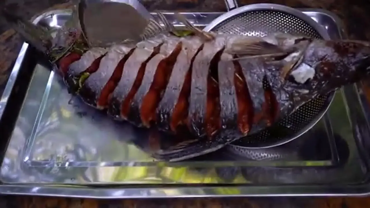 غذای روستایی در چین؛ پخت سوپ با ماهی آب شیرین، آناناس و زنجبیل