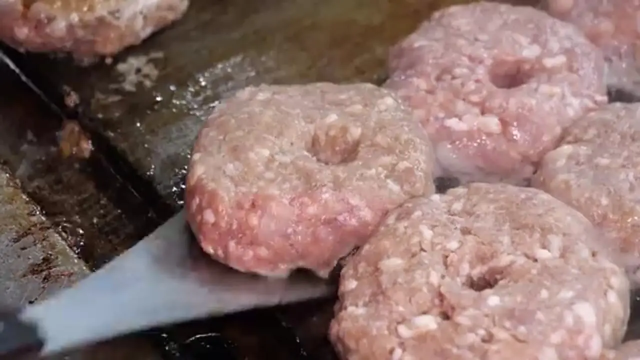 غذای خیابانی در کره؛ پخت یک استیک مخصوص به روش یک مادربزرگ 74 ساله در سئول