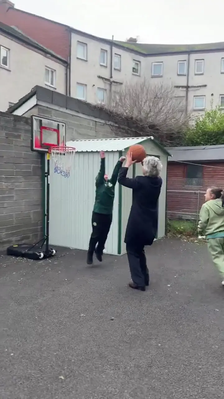 ببینید؛ رئیسجمهور ایرلند در مدرسه برای بچهها روپایی زد