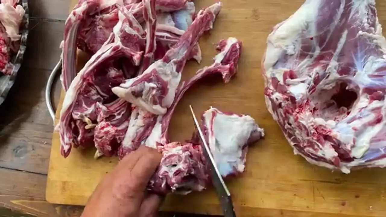 غذای روستایی در آذربایجان؛ کباب کردن بره در تنور گِلی