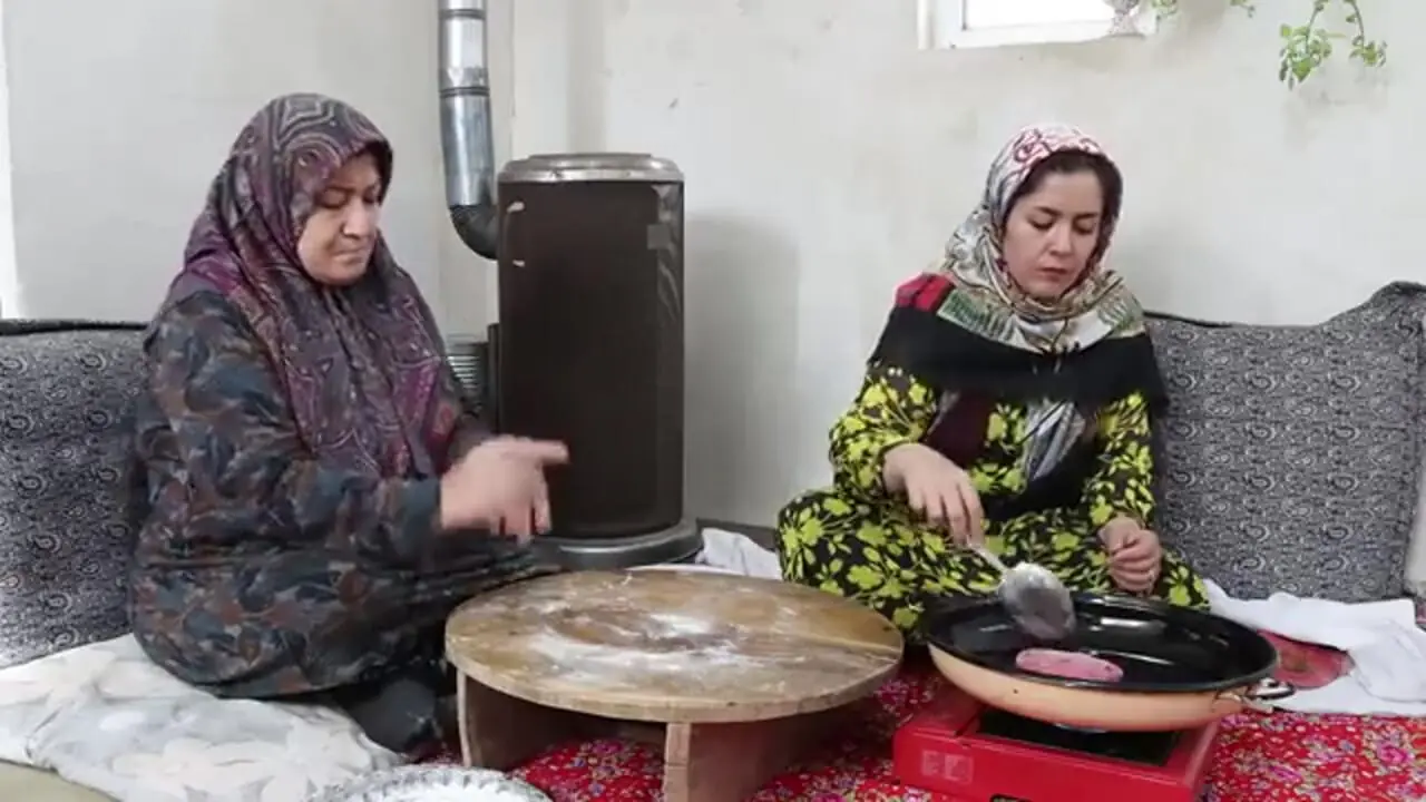 ببینید| غذای روستایی در ایران؛ پخت نان سنتی قرمز رنگ با لبو در روستا