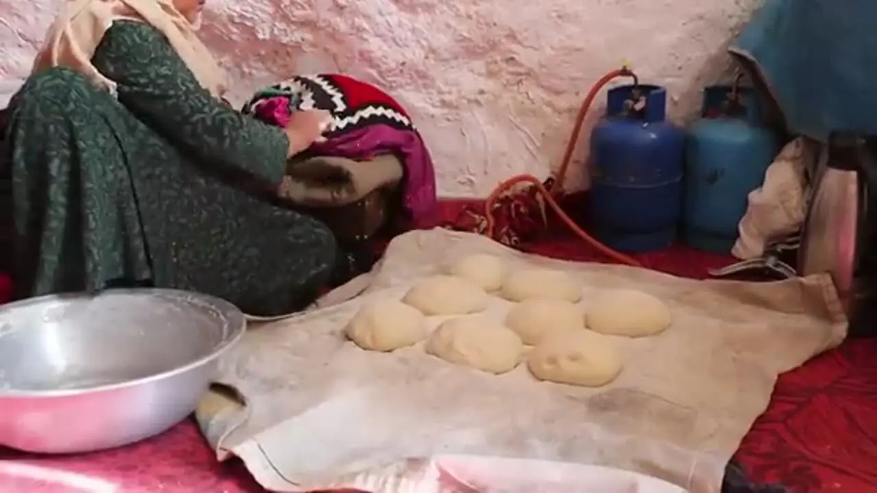 ببینید| غذای روستایی در افغانستان؛ کباب مرغ و پخت نان در تنور زیر زمینی