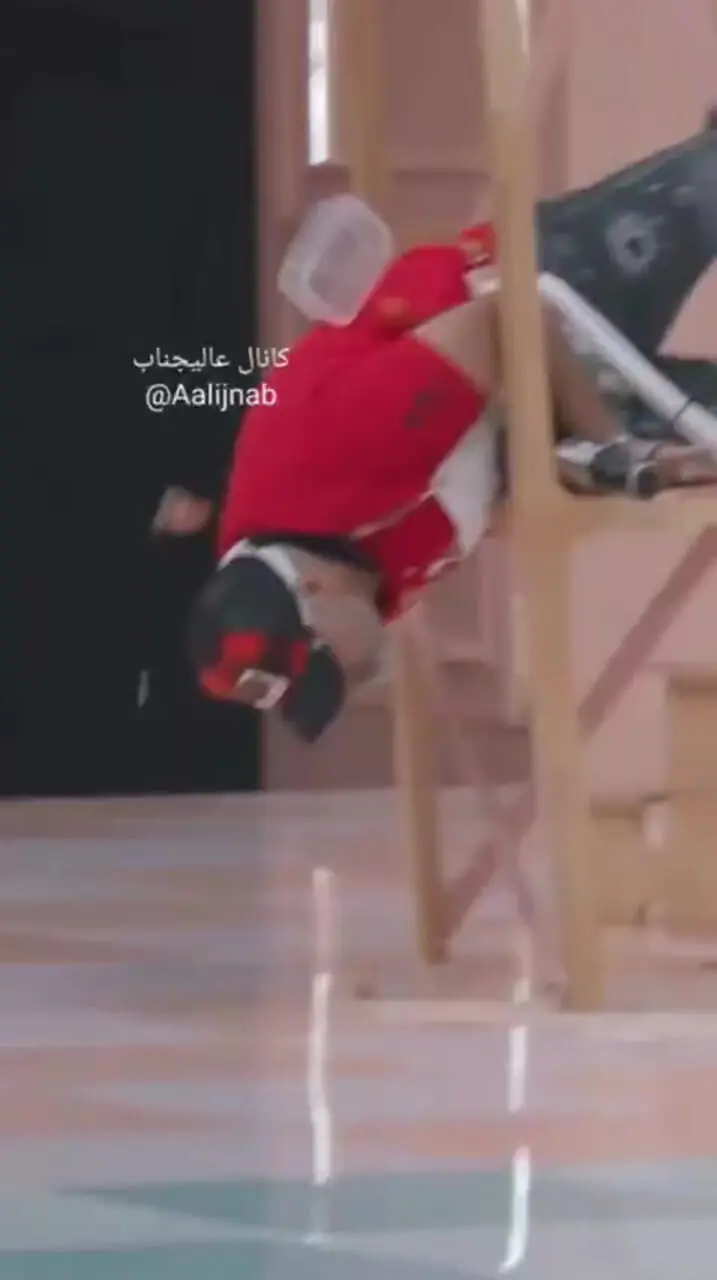 ببینید؛ مهران غفوریان از بالای دکور برنامه سقوط کرد