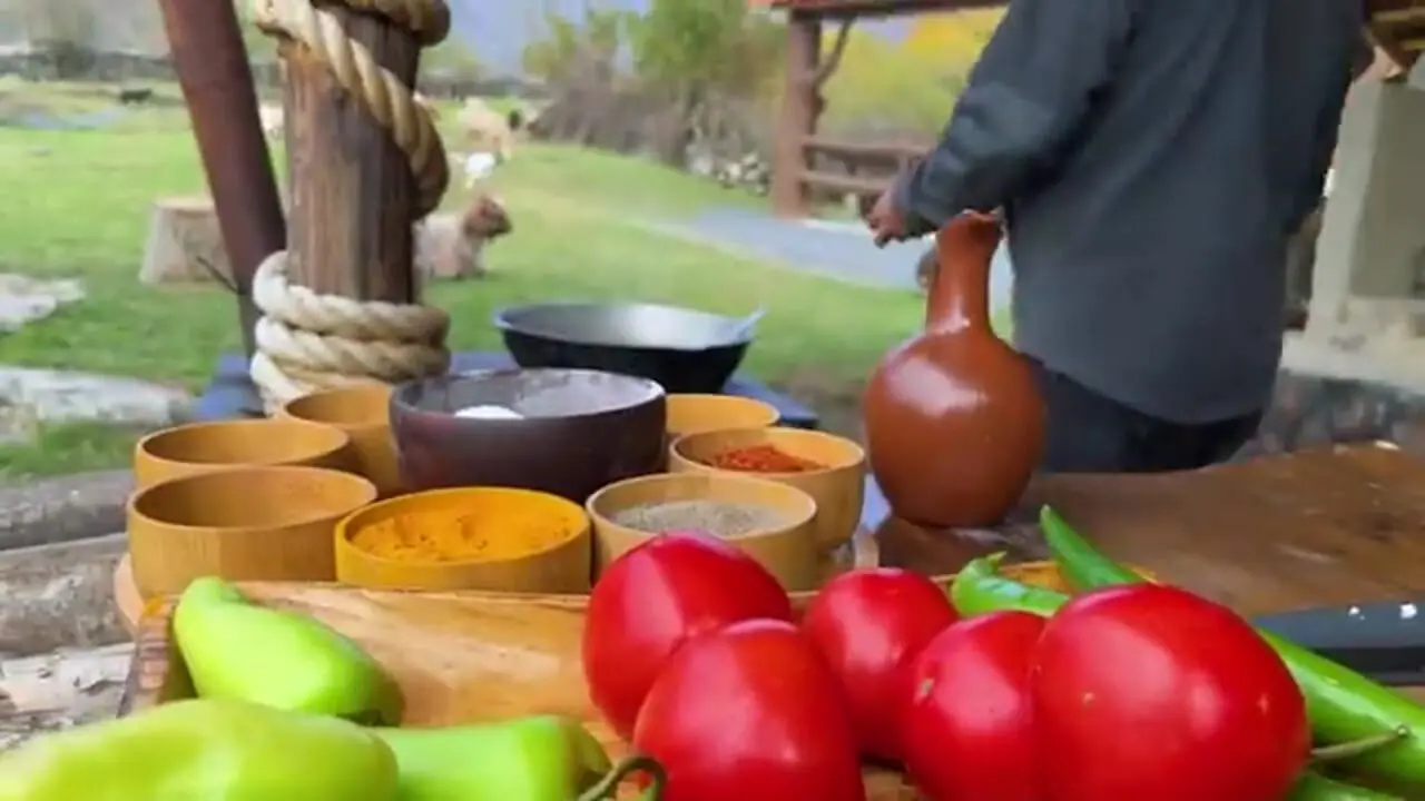 غذای روستایی در آذربایجان؛ تهیه رولت گوشت بره پر شده با سبزیجات و پنیر