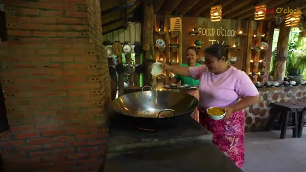 ببینید| غذای روستایی در سنگاپور؛ صید قورباغه از مزرعه و پخت غذا با آن ها