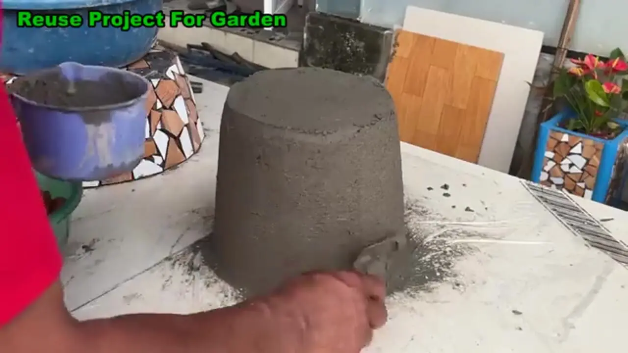 ببینید| مراحل ساخت گلدان با استفاده از کاشی و سیمان به روش استاد چینی