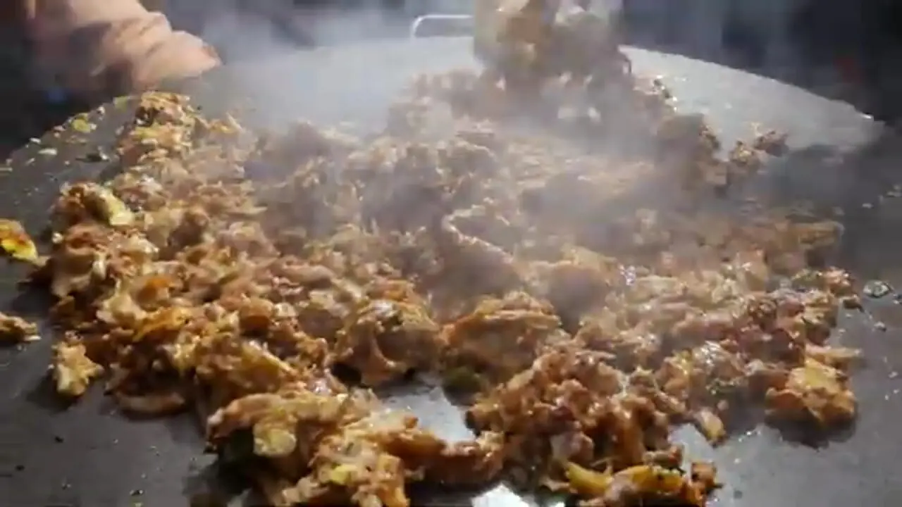ببینید| غذای خیابانی در هند؛ پخت یک املت محبوب با پیاز و ادویه در بمبئی
