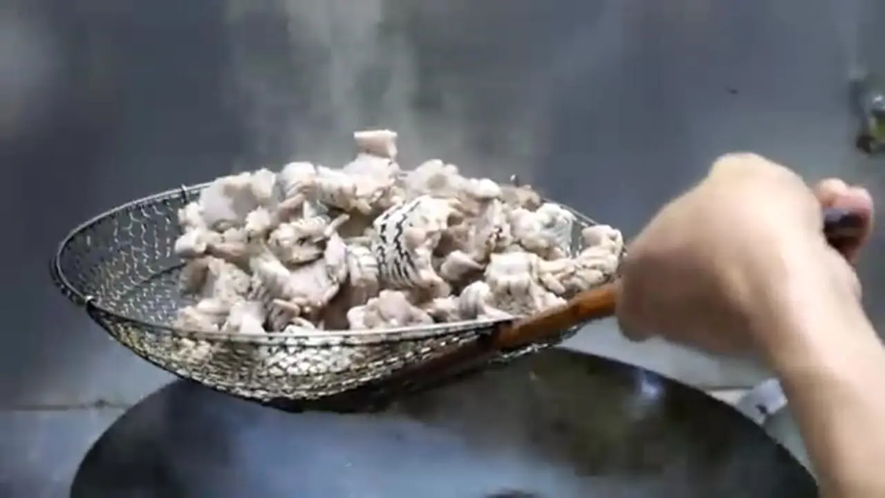 غذای خیابانی در چین؛ پخت سوپ با مار در گوانگ دونگ