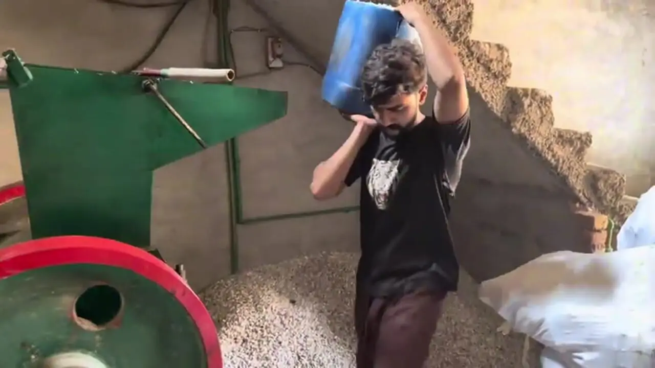 مراحل تولید لوله پلیکا از طریق بازیافت گونی های پلاستیکی در پاکستان