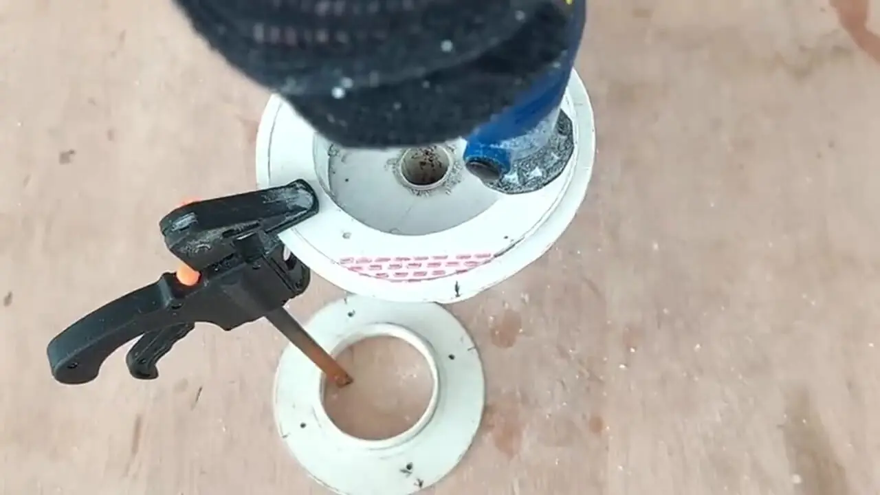 ببینید| نحوه ساخت یک چراغ دیواری خاص با بطری شیشه ای و لوله پلیکا در خانه