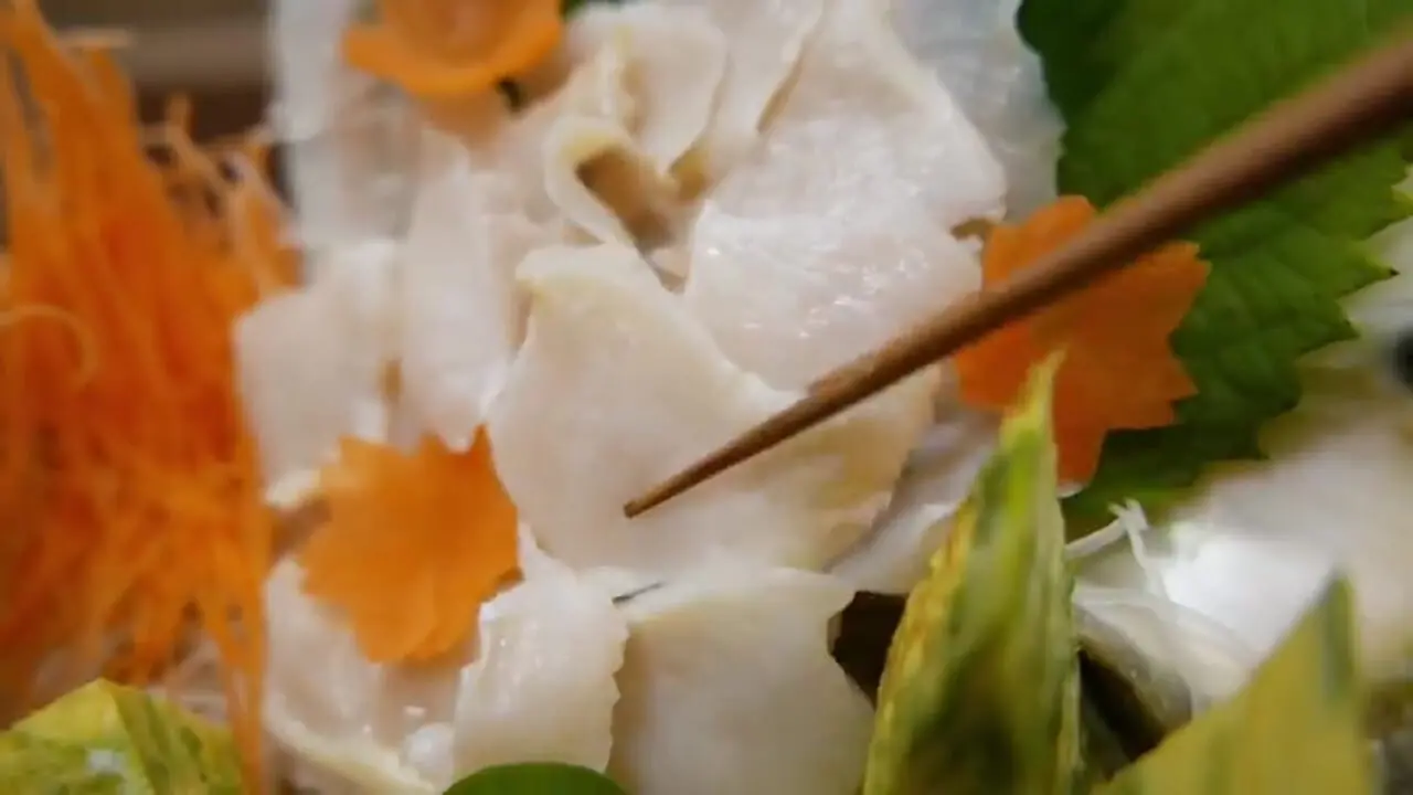 غذای خیابانی در ژاپن؛ پخت دو مدل غذا با حلزون دریایی بزرگ در اوکیناوا