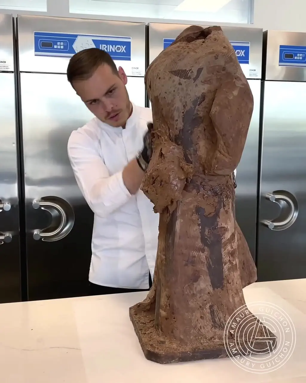 مراحل ساخت «مجسمه آزادی آمریکا» با شکلات خالص به ارتفاع 2 متر!