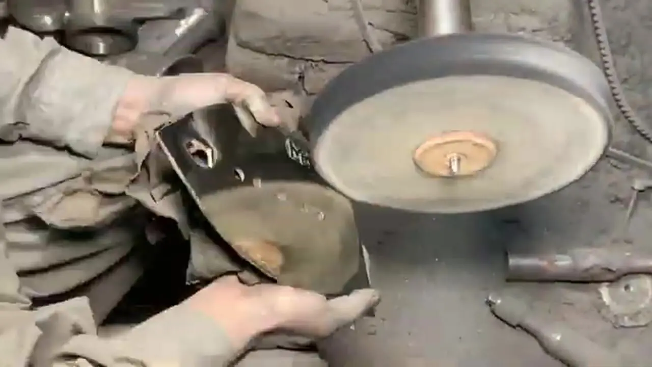 مراحل دیدنی تولید سنتی اتوی زغالی در کارگاهی در پاکستان