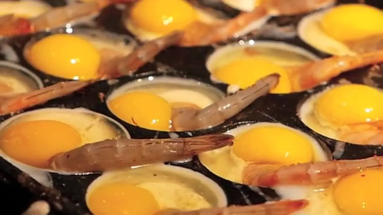 غذای خیابانی در چین؛ پخت یک غذای خاص با تخم بلدرچین و میگو در شنژن