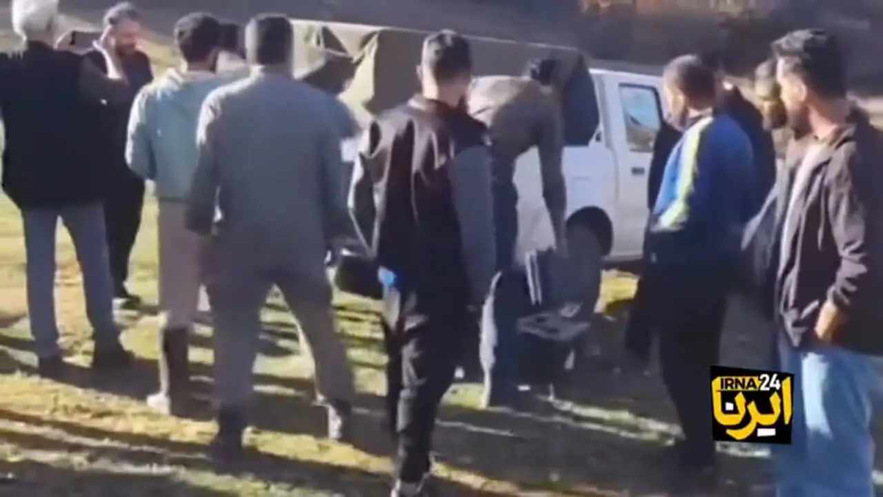 ببینید؛ پذیرایی از خرس گرفتار در تله کشاورزان مازندرانی با آب و عسل