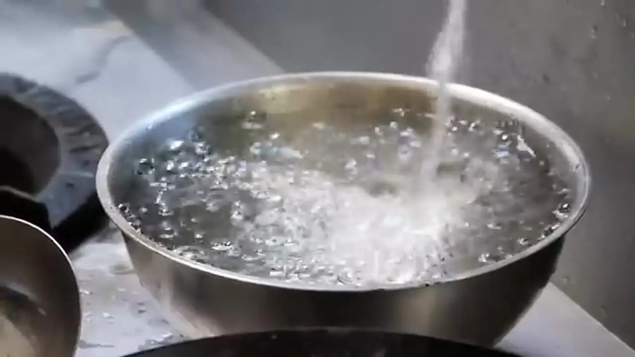 غذای خیابانی در ویتنام؛ پخت غذا با برنج و خرچنگ ملکه قرمز در هانوی