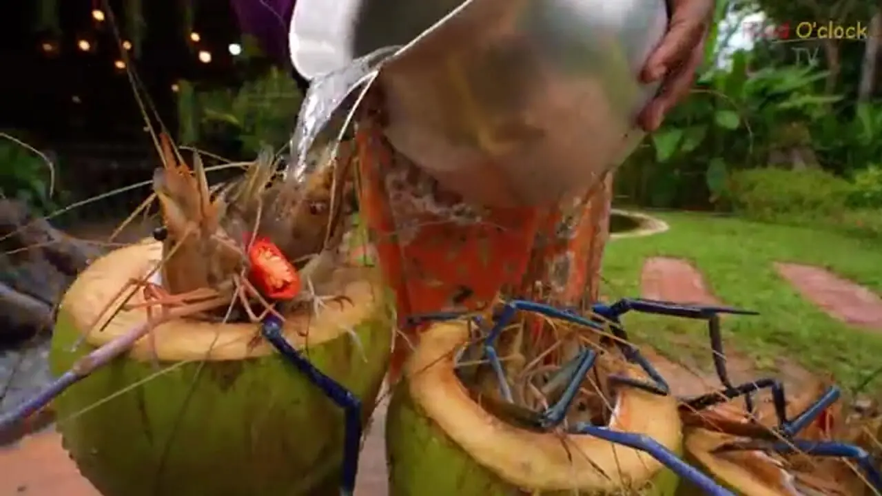 ببینید| غذای روستایی در سنگاپور؛ پخت غذا با میگو و سبزیجات در نارگیل روی آتش