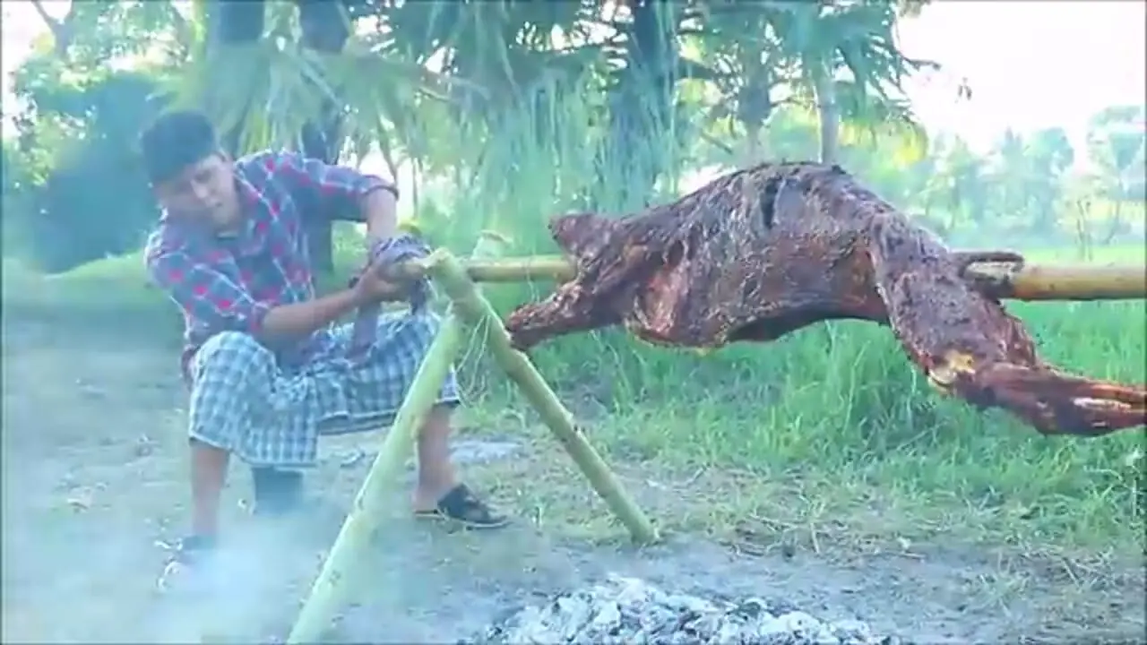 غذای روستایی در هند؛ کباب یک بز کامل روی آتش در جنگل