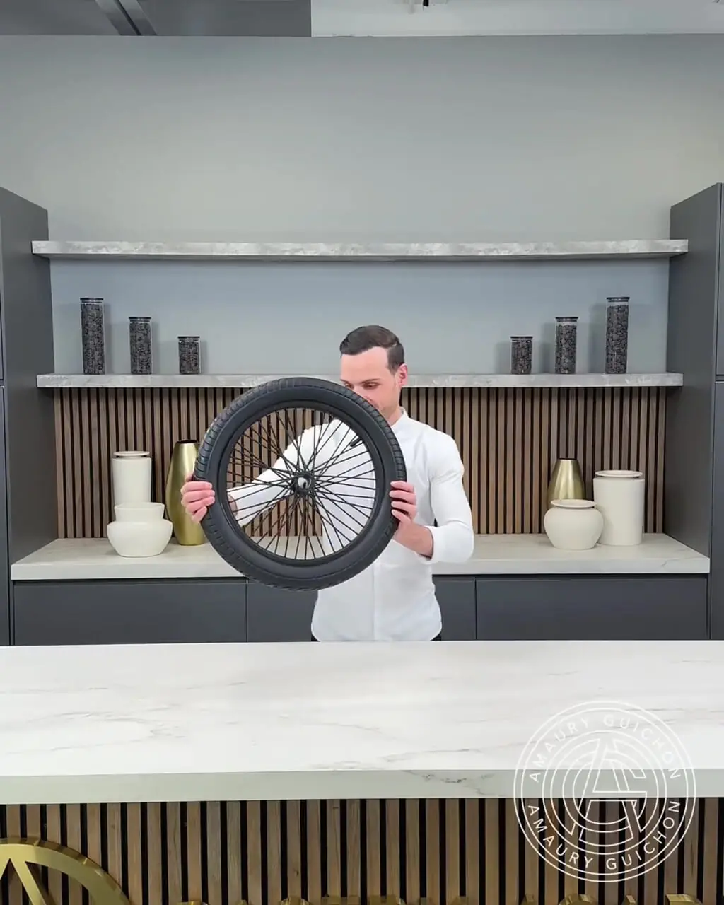 ببینید| فرآیند ساخت یک دوچرخه خارق العاده در اندازه واقعی با شکلات 