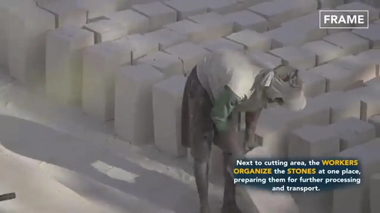 چگونه اندونزیایی ها، سنگهای با ارزش را از معدن استخراج میکنند؟