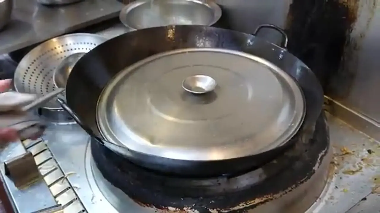 غذای خیابانی در ژاپن؛ تهیه دو نوع غذا با سنگ ماهی سمی در اوکیناوا