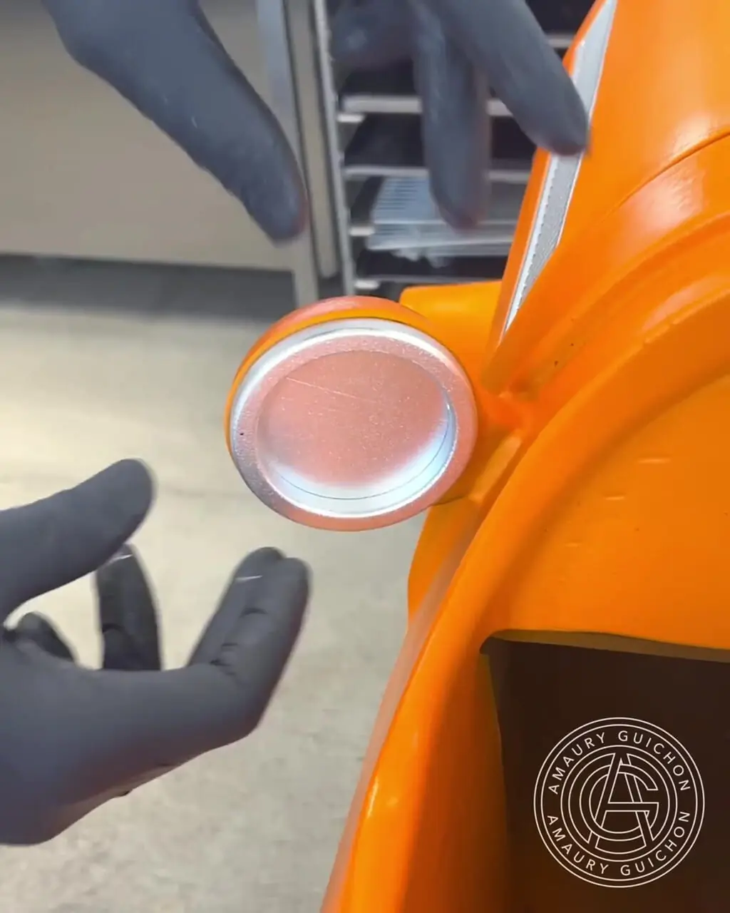 ببینید| نحوه ساخت یک خودروی مسابقه کلاسیک با 23 کیلوگرم شکلات تلخ