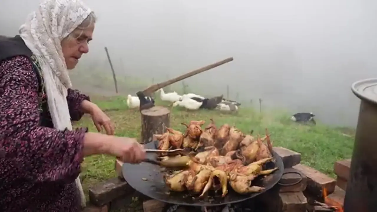 غذای روستایی در ایران؛ پخت بلدرچین در دیگ‌ سنگی و پخت نان تازه در کوهستان