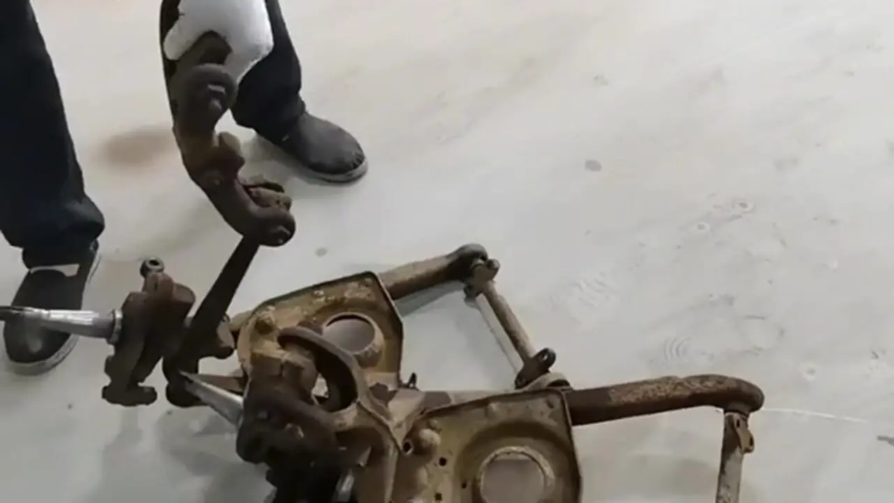 ببینید| مراحل بازسازی کامل خودروی کلاسیک افسانه ای پلیموث 15 مدل سال 1946