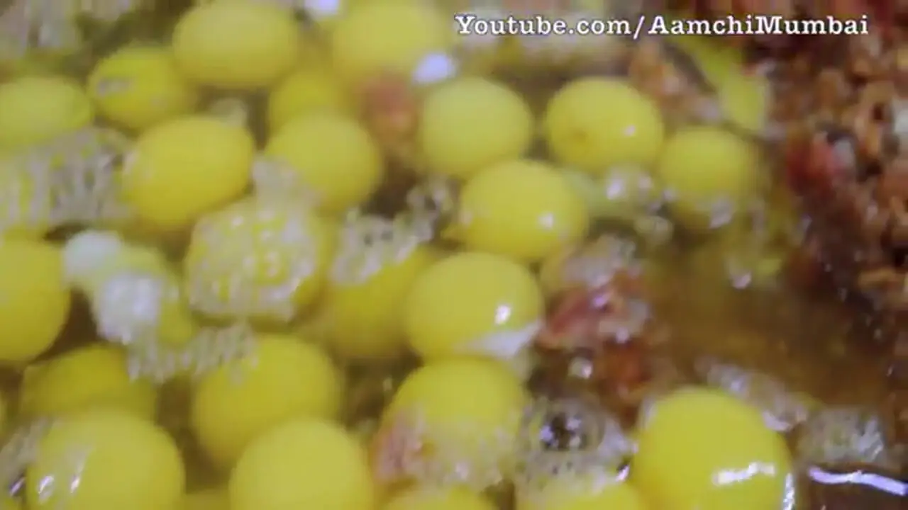 ببینید| غذای خیابانی در هند؛ پخت املت سنتی با 240 تخم مرغ، سبزیجات و کره در بمبئی