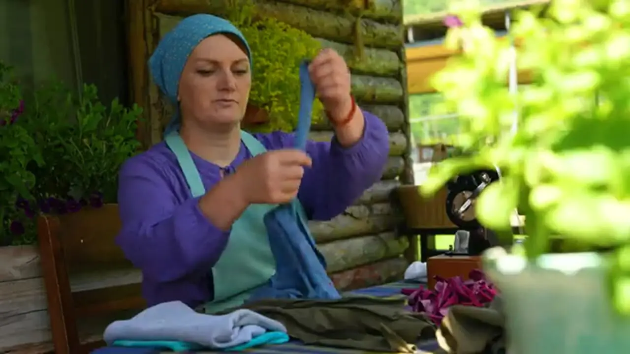 ببینید| غذای روستایی در آذربایجان؛ پخت استیک تاماهاک و تهیه رب گوجه