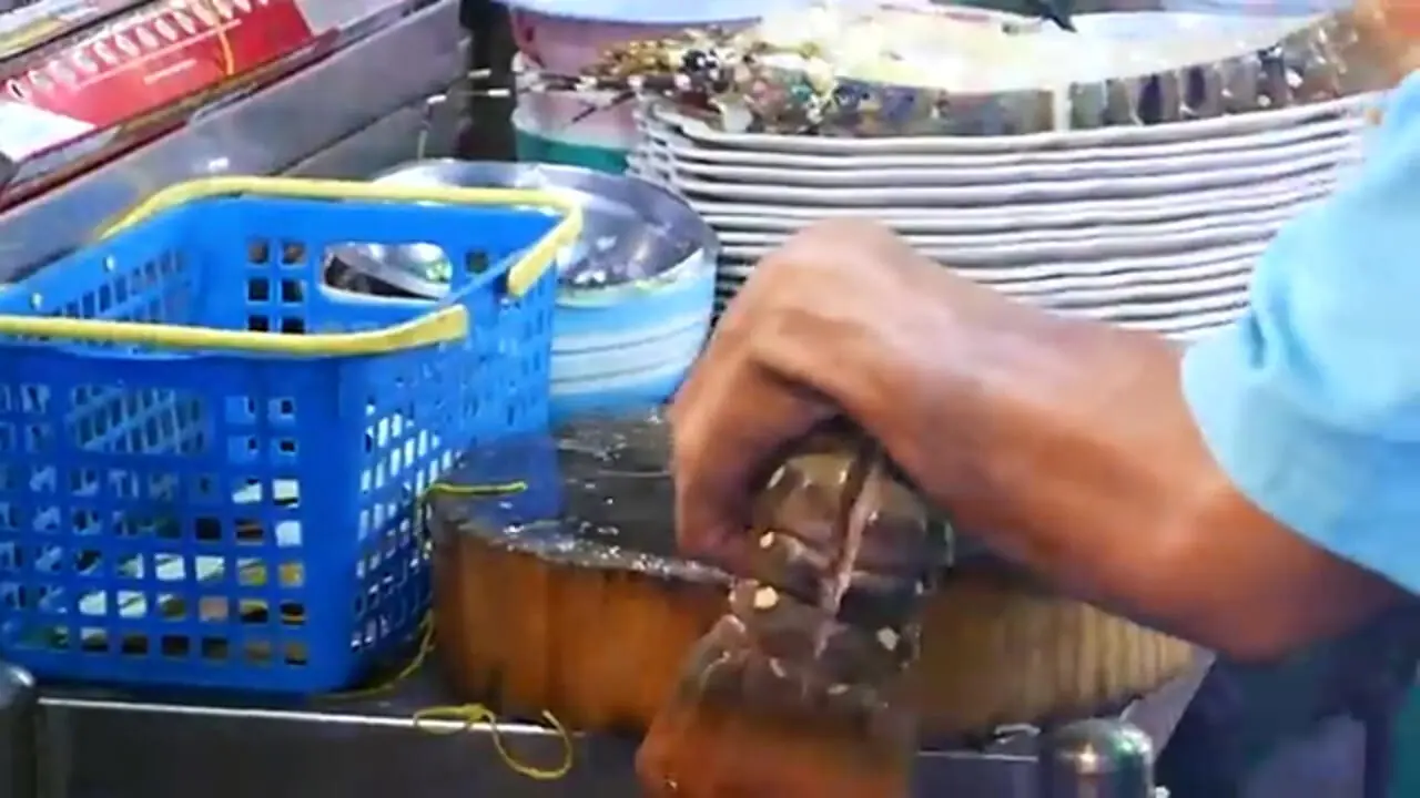 غذای خیابانی در تایلند؛ کباب لابستر رنگین کمانی بزرگ در هوا هین