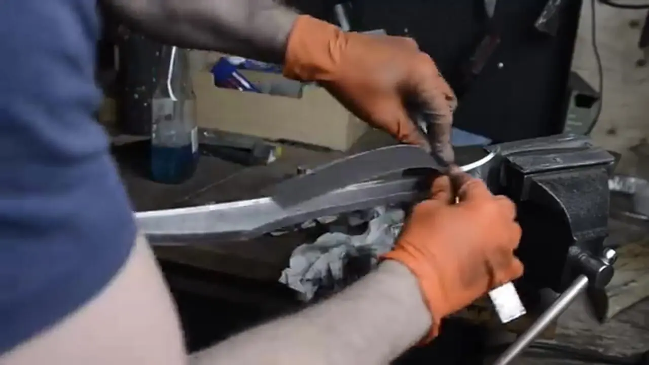 فرآیند ساخت شمشیر افسانه ای فیلم ارباب حلقه ها با فنر زنگ زده کامیون