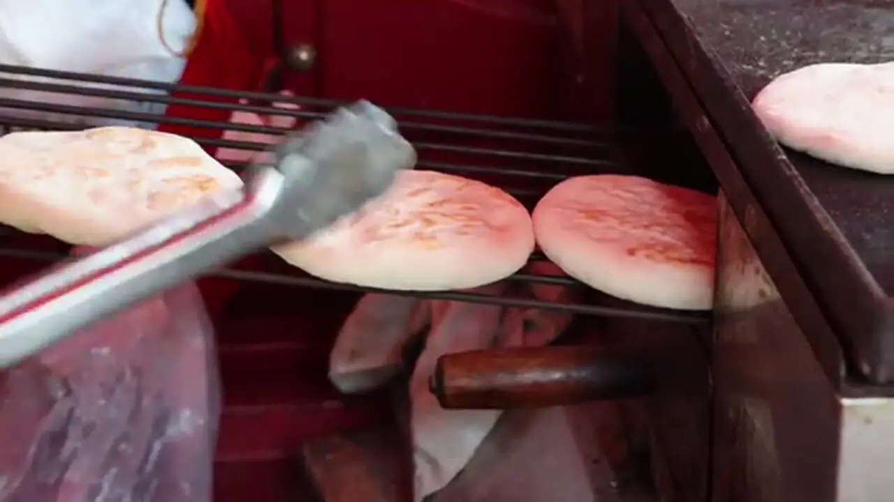 غذای خیابانی در چین؛ پخت همبرگر و پنکیک در جینان