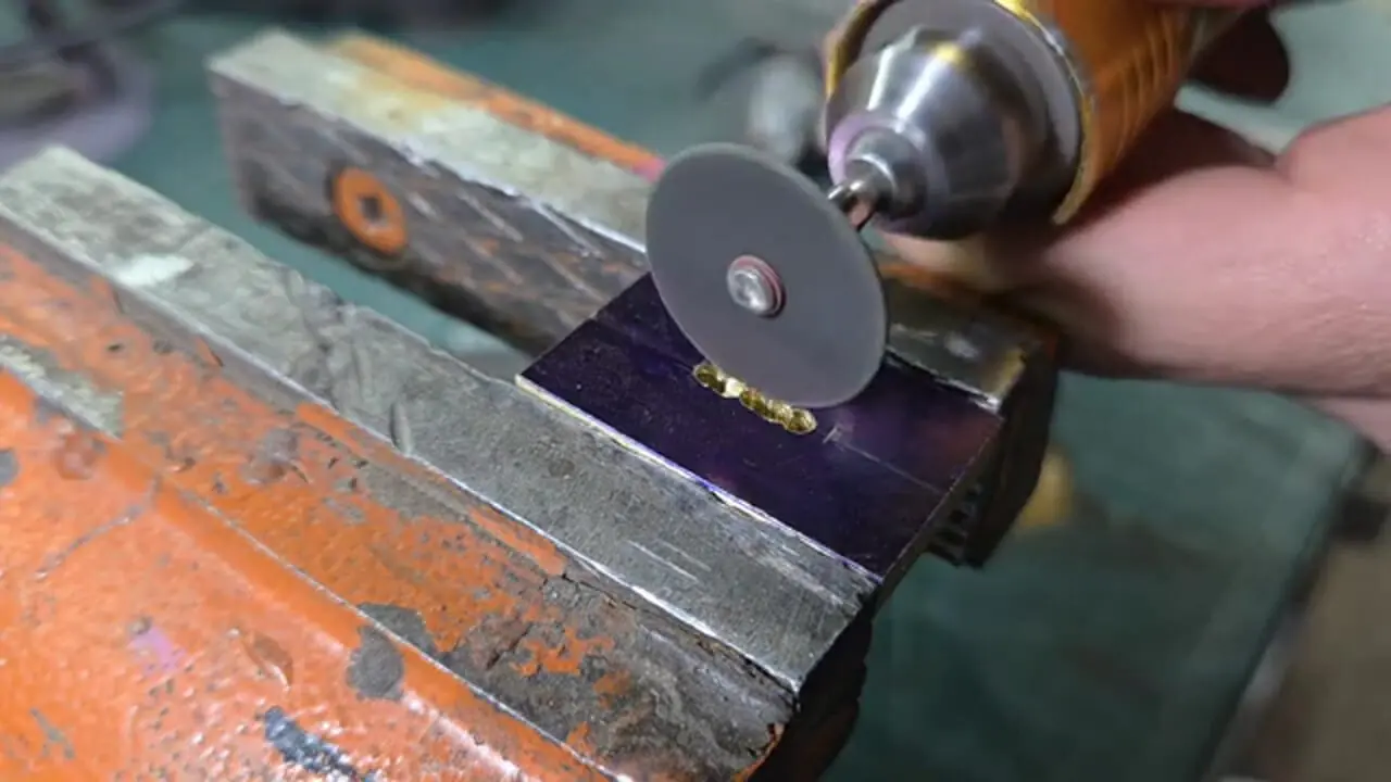 مراحل ساخت یک چاقوی آشپزخانه با تیغه اره زنگ زده به روش آهنگر روس