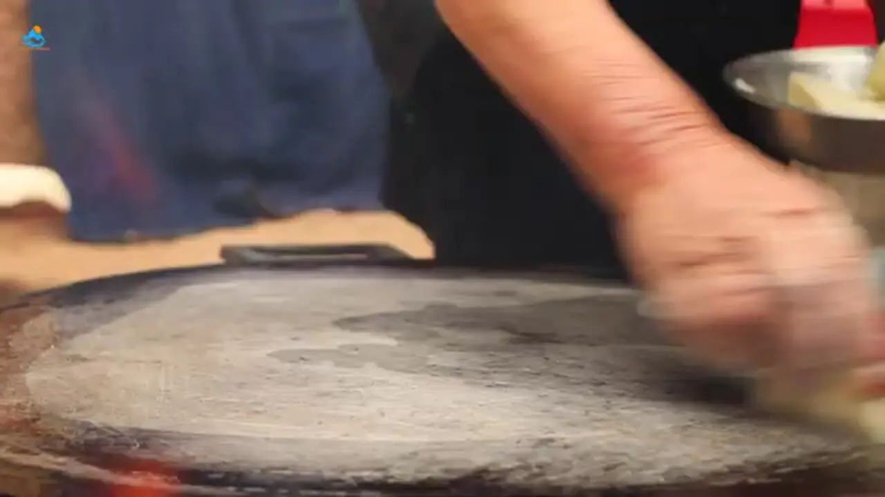 ببینید| غذای روستایی در افغانستان؛ پخت نان سنتی و خوراک گوشت و سیب زمینی در غار