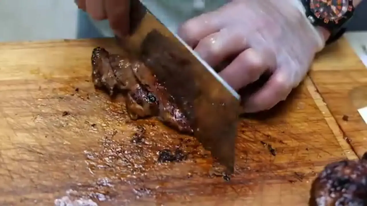 غذای خیابانی در آمریکا؛ پخت غذا با شاه خرچنگ آلاسکایی و استیک گوشت گاو در نیویورک