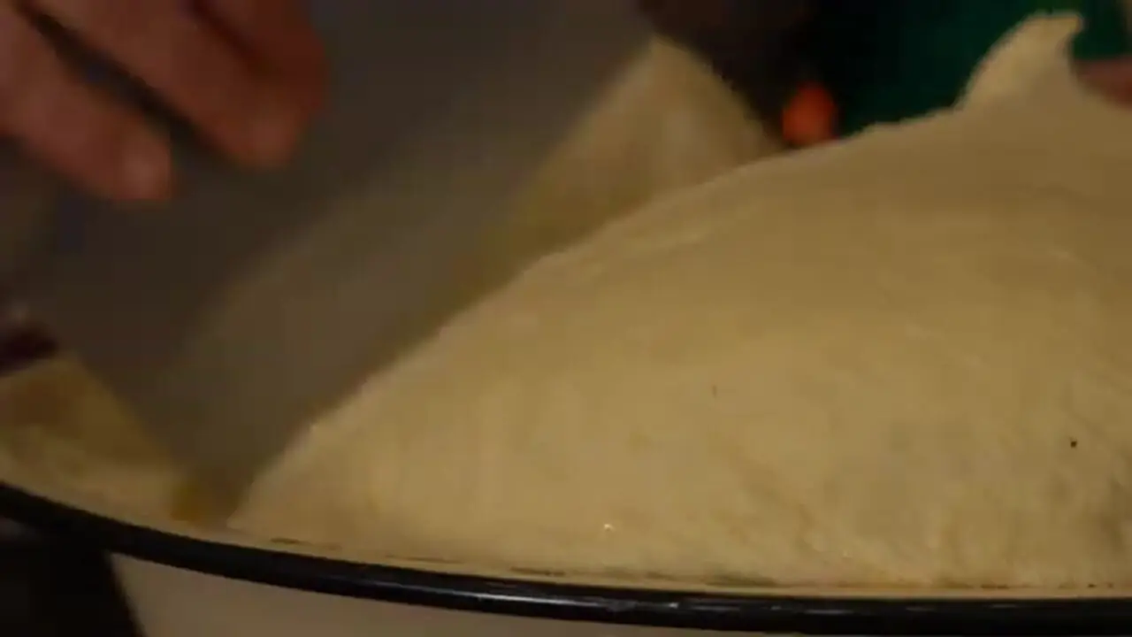 ببینید| غذای روستایی در آذربایجان؛ پخت نان رول دارچینی معطر توسط مادربزرگ روستایی