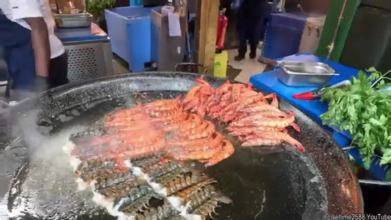 غذای خیابانی در انگلیس؛ میگو و شاه میگوی سرخ شده در لندن