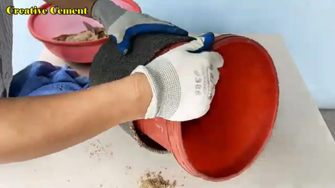 با سیمان، دستکش و طناب یک گلدان زیبا و متفاوت بسازید