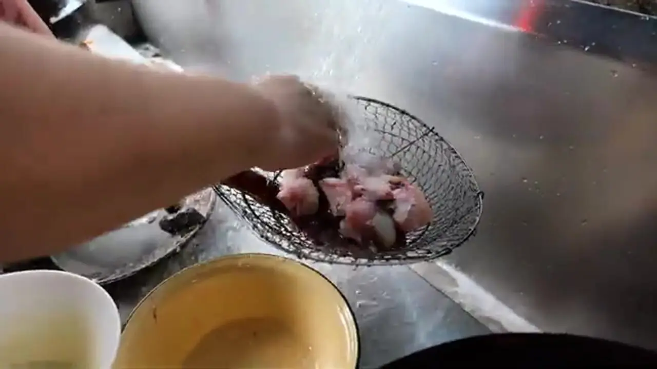 ببییند| غذای خیابانی در تایلند؛ پخت غذاهای لوکس با ماهی گروپر 1500 دلاری در بانکوک