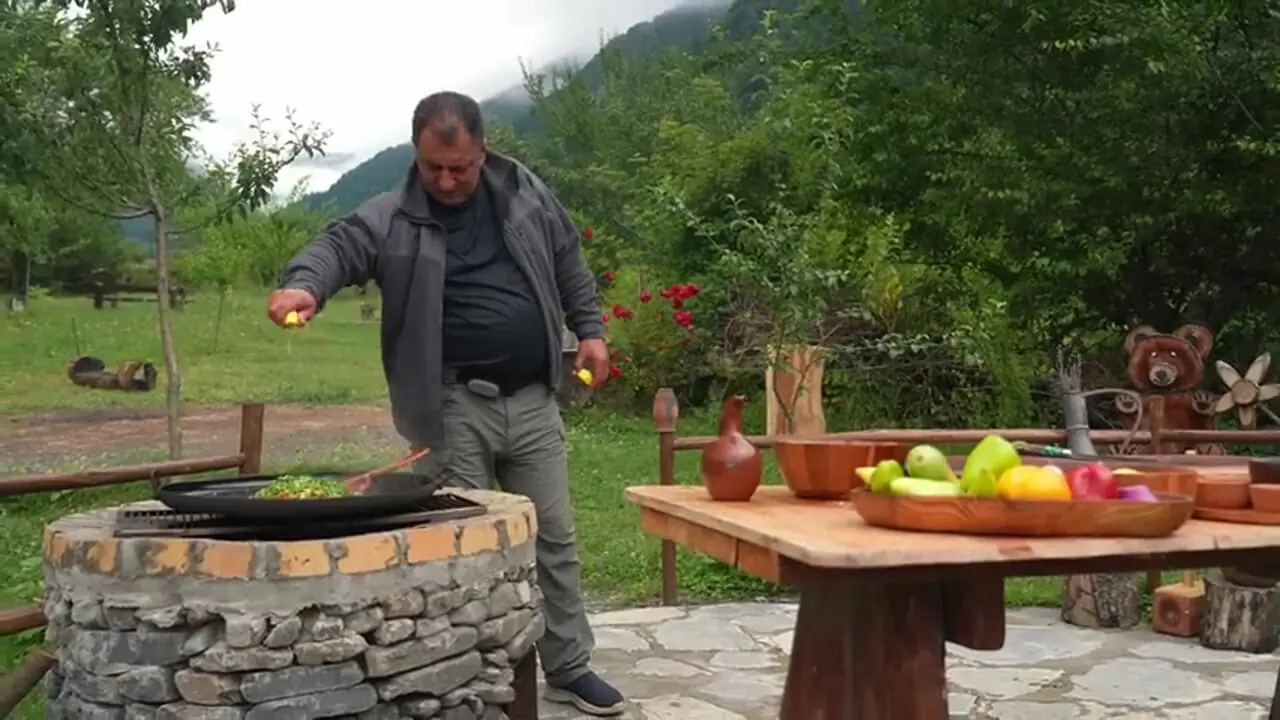 ببینید| غذای روستایی در آذربایجان؛ تهیه استیک و بلال زغالی در کوهستان