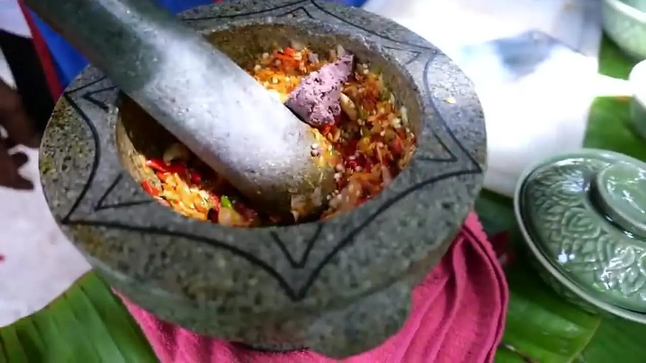 غذای خیابانی در تایلند؛ پخت خوراک کاری با شاه میگوی رودخانه ای در بانکوک