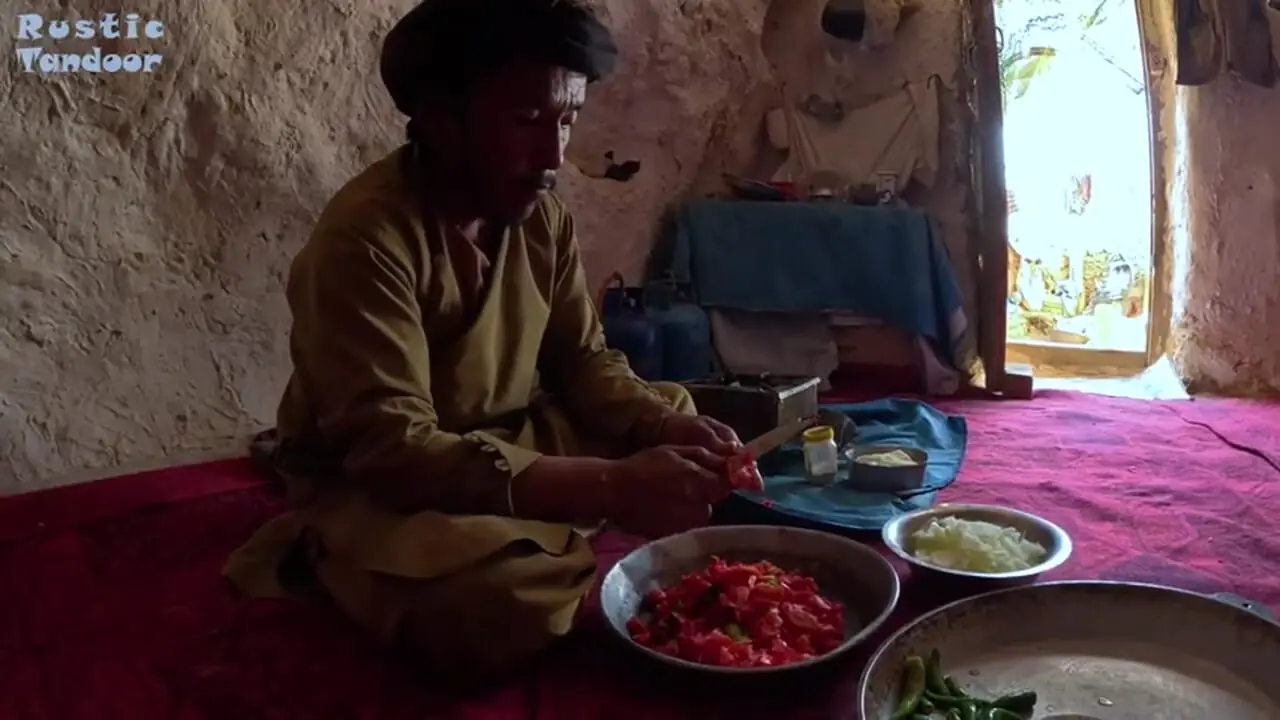 ببینید| غذای روستایی در افغانستان؛ پخت خوراک مرغ و سبزیجات در غار