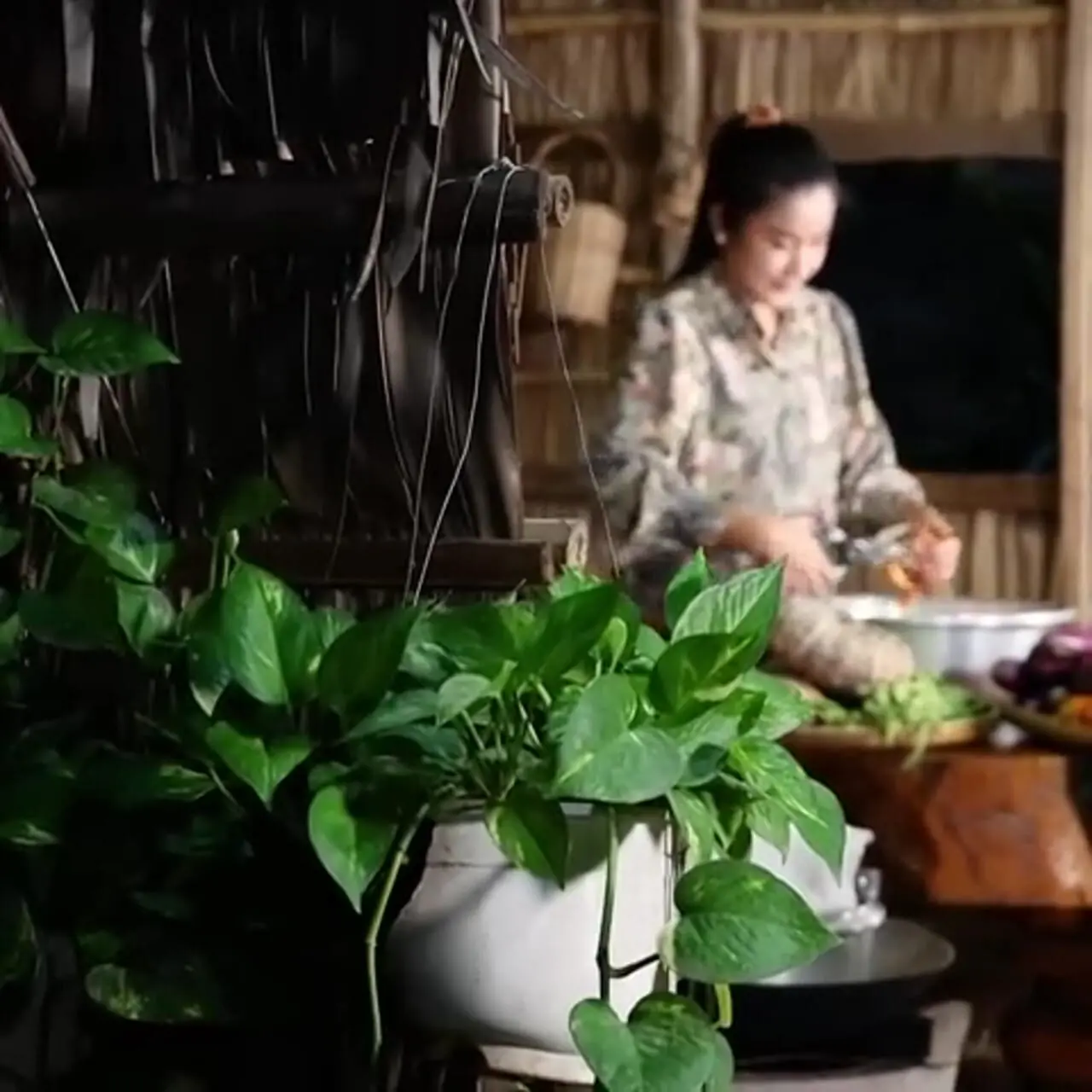 غذای روستایی در چین؛ پخت غذای سنتی با خرچنگ گِلی، مرغ و سبزیجات