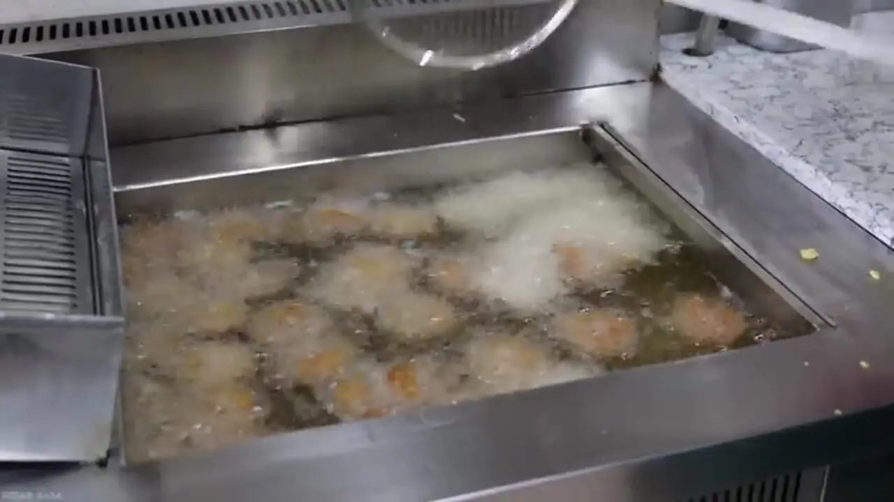 ببینید| غذای خیابانی در ترکیه؛ مهارت آشپزهای ترک در تهیه فلافل لبنانی و حمص در استانبول