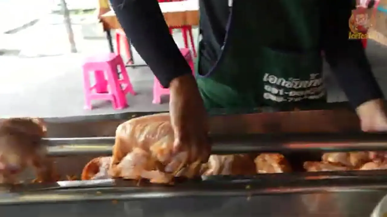 غذای خیابانی در تایلند؛ کباب 300 مرغ کامل روی آتش در بانکوک